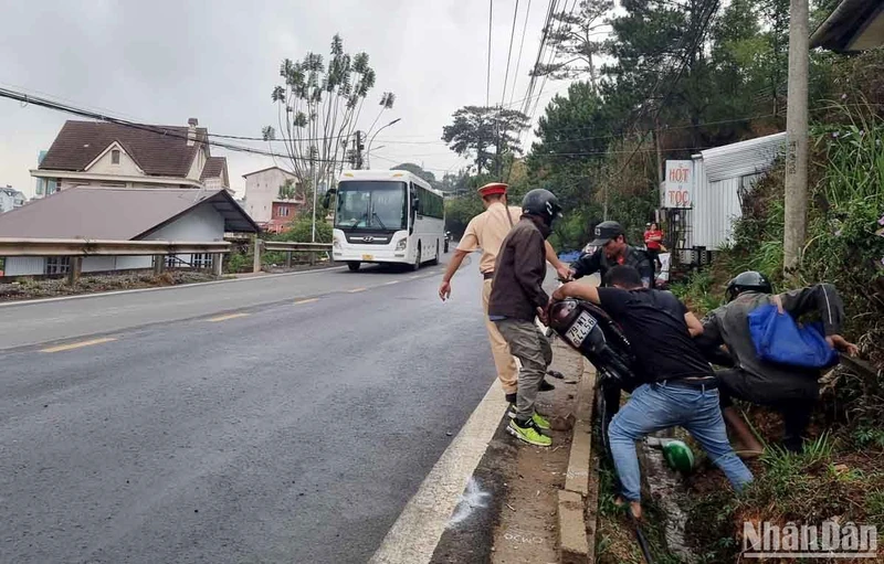 Công an và người dân hỗ trợ xử lý hiện trường. 