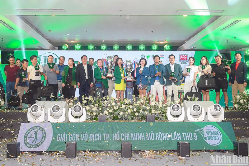 Golfer Andrew Hùng Phạm và golfer Nguyễn Thị Ngọc Dung nhận chiếc cúp vô địch.