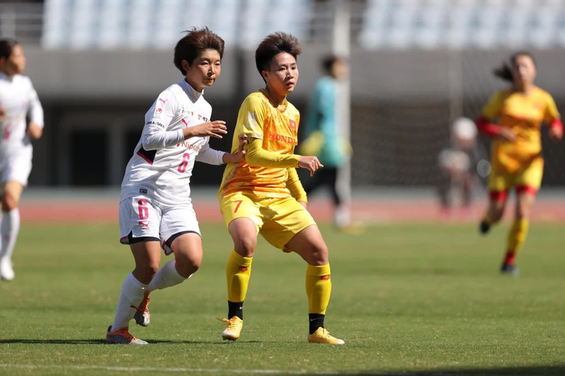 Tuyết Dung trước sự truy cản của cầu thủ Cerezo Osaka. (Ảnh: VFF)