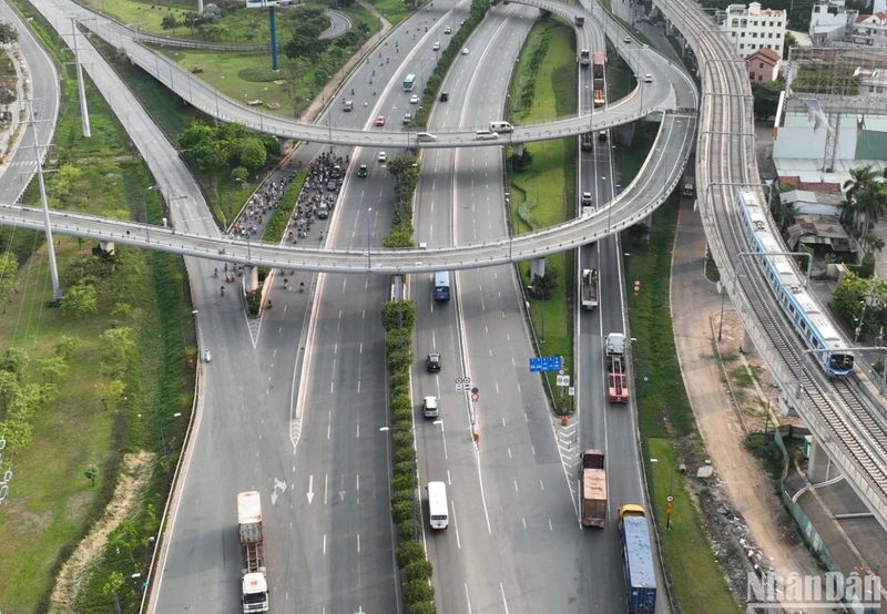 Tuyến Metro Bến Thành-Suối Tiên chạy thử nghiệm đoạn trên cao dọc Xa lộ Hà Nội chiều 26/4.