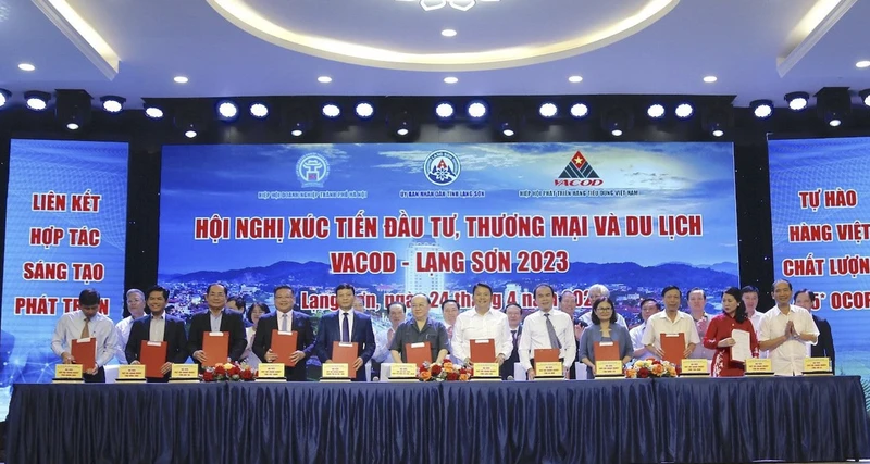 Trong khuôn khổ Hội nghị xúc tiến đầu tư, VACOD và hiệp hội doanh nghiệp 12 địa phương ký kết thỏa thuận hợp tác.