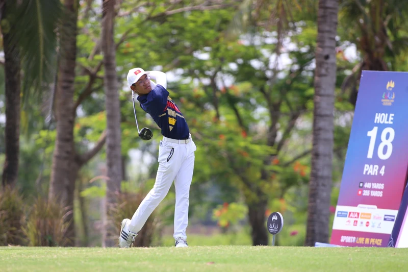 Lê Khánh Hưng đoạt Huy chương Vàng lịch sử cho golf Việt Nam. (Ảnh: TAM NINH)