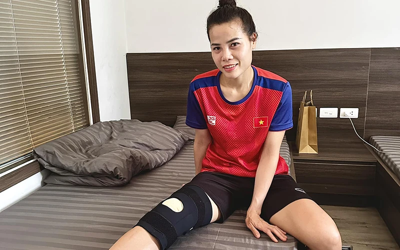 Trung vệ đội tuyển Việt Nam được kiểm tra chấn thương tại bệnh viện Vinmec. (Ảnh: VFF)