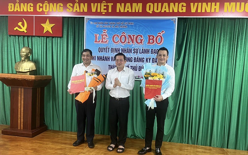 Ông Nguyễn Toàn Thắng, Giám đốc sở Tài nguyên và Môi trường Thành Phố Hồ Chí Minh (đứng giữa) trao quyết định điều động, bổ nhiệm cán bộ. 