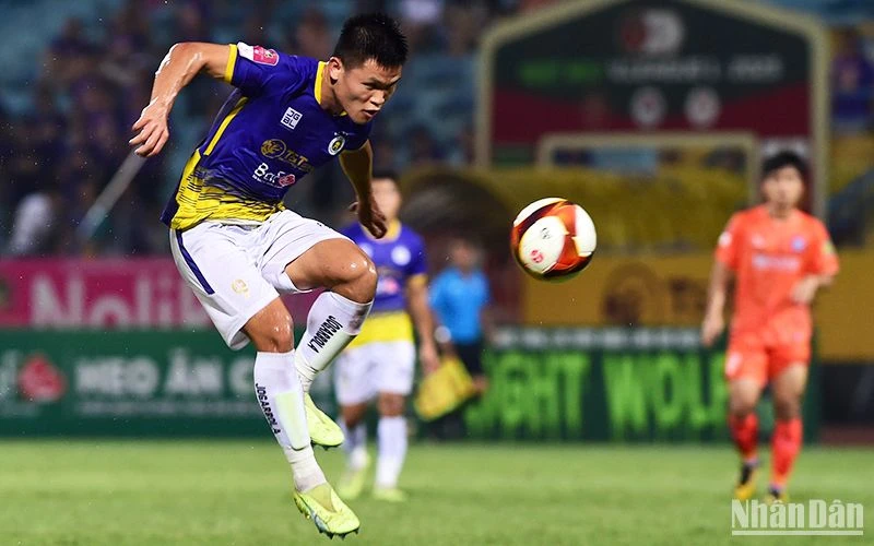 Phạm Tuấn Hải đánh đầu mở tỷ số cho Hà Nội FC. (Ảnh: TRẦN HẢI)