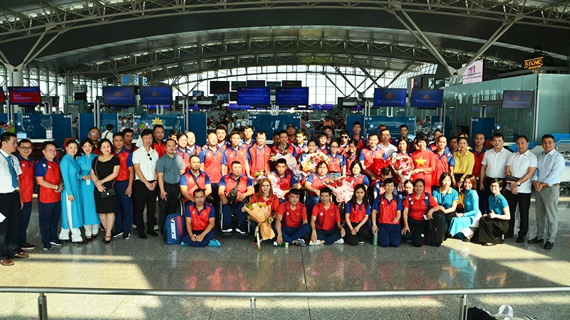 Các thành viên Đoàn thể thao người khuyết tật Việt Nam lên đường dự ASEAN Para Games 12. 