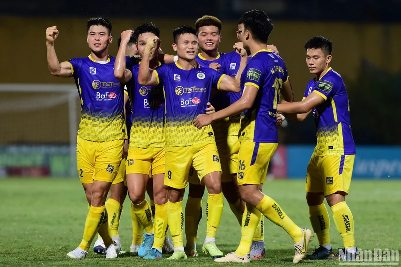 Tuấn Hải ăn mừng bàn thắng mở tỷ số cùng các đồng đội. (Ảnh: TRẦN HẢI)