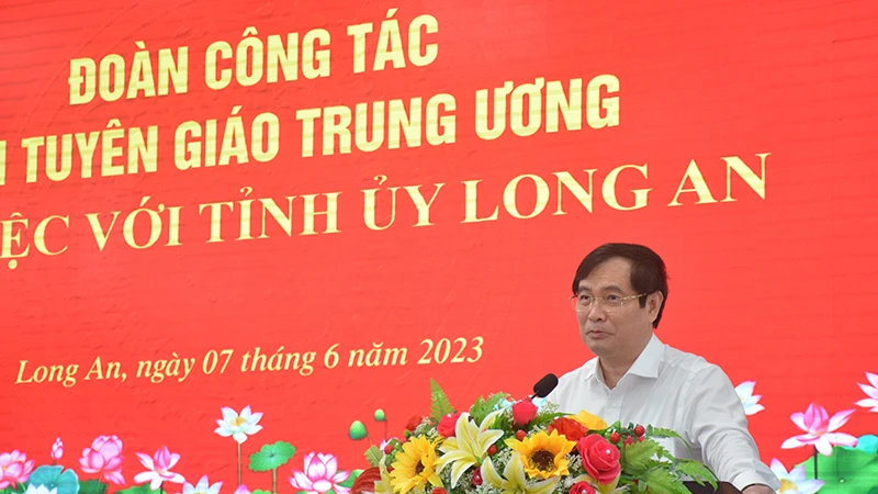 Phó Trưởng Ban Tuyên giáo Trung ương Phan Xuân Thủy phát biểu chỉ đạo tại buổi làm việc với Tỉnh ủy Long An. 