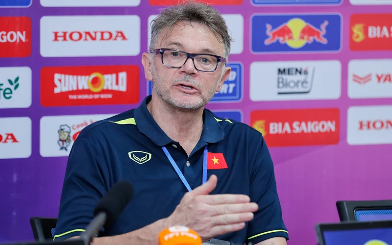 Huấn luyện viên Philippe Troussier trả lời tại buổi họp báo sau trận giao hữu gặp đội tuyển Syria. (Ảnh: VFF)