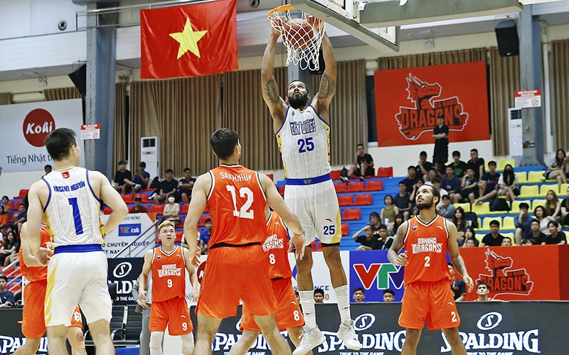 Trong trận đấu tối 24/6, Amir Williams gần như không có đối thủ ở khu vực cận rổ. 