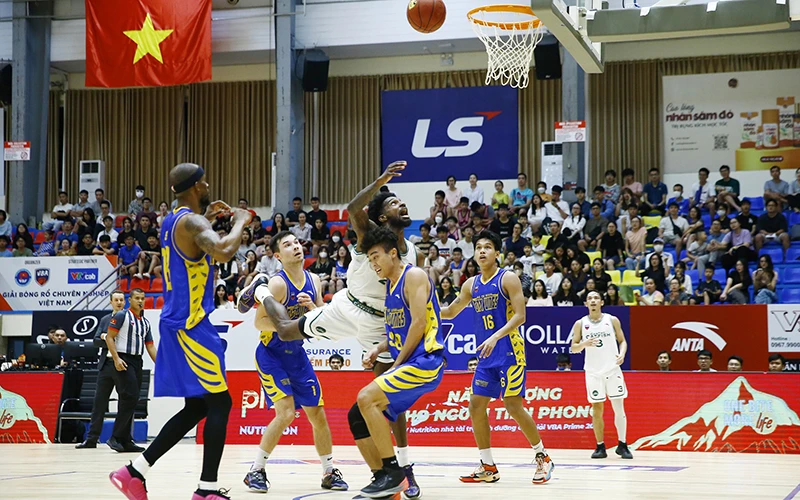 Brachon Griffin đột phá vòng vây Ho Chi Minh City Wings. 