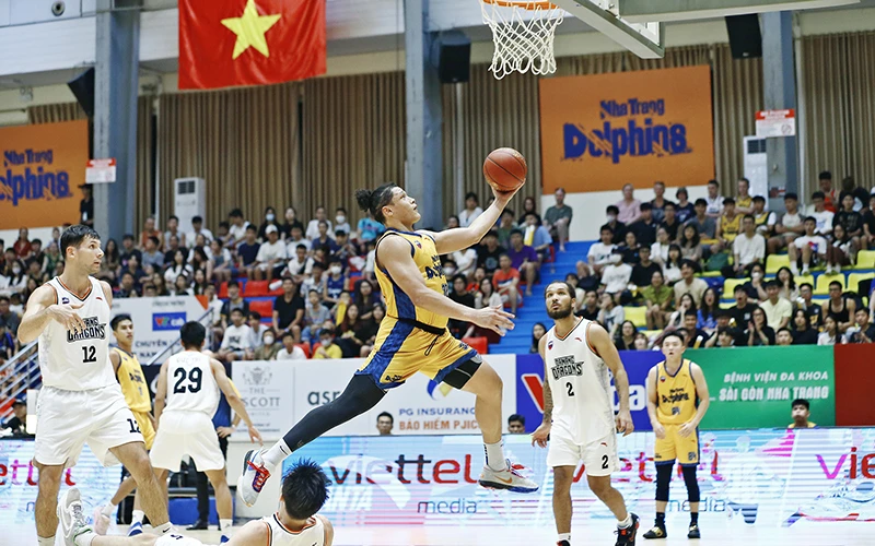 Dominique Tham lên rổ giữa vòng vây của các cầu thủ Danang Dragons.