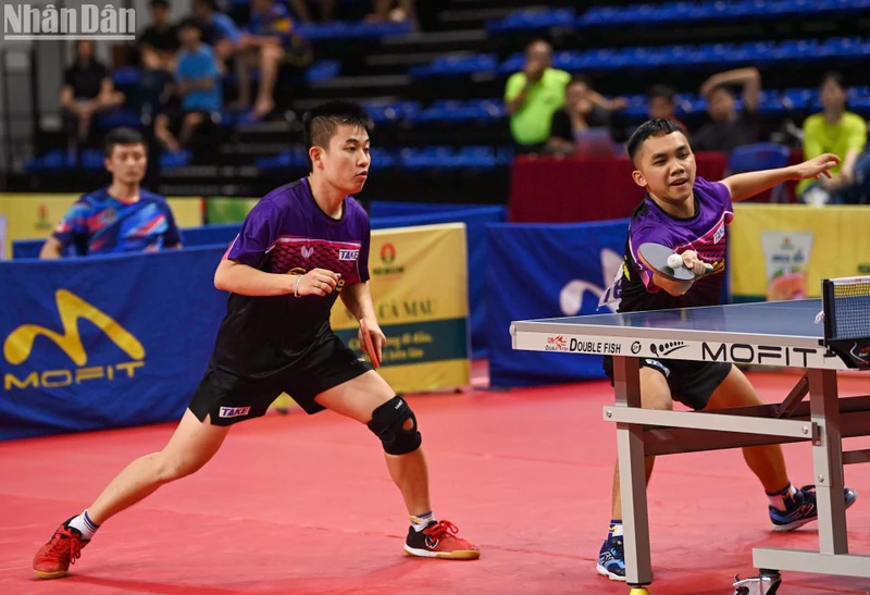 Đinh Anh Hoàng-Lê Đình Đức (Hà Nội T&T) bảo vệ thành công chức vô địch nội dung đôi nam Giải vô địch bóng bàn quốc gia Báo Nhân Dân. (Ảnh: DUY LINH)