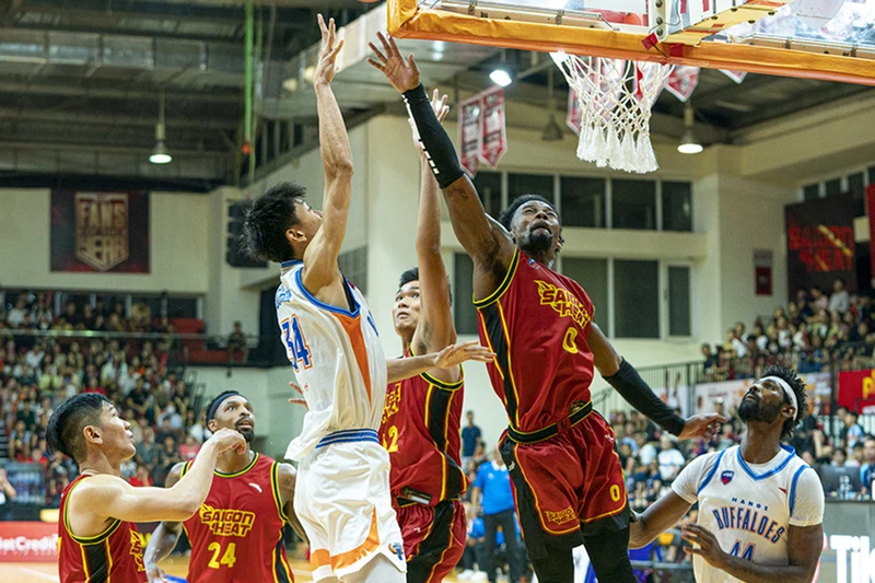 Hanoi Buffaloes có màn lội ngược dòng ngoạn mục trước Đương kim vô địch Saigon Heat.