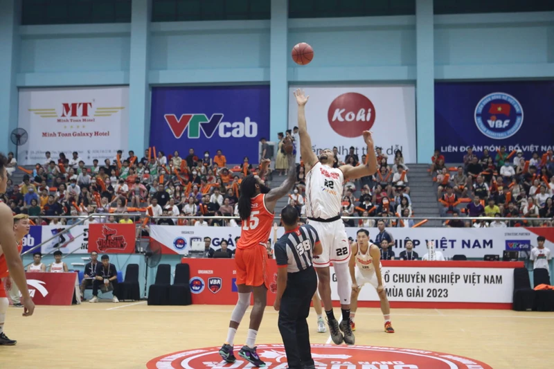 Pha tranh bóng đầu tiên của trận đấu giữa Danang Dragons và Thang Long Warriors.