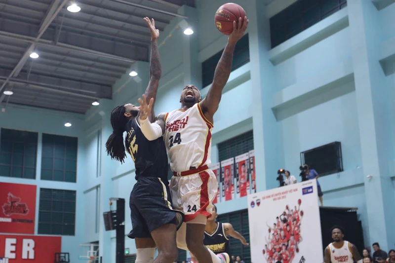 Kentrell Barkley (áo trắng) đối đầu Jairus Holder. (Ảnh: VBA)