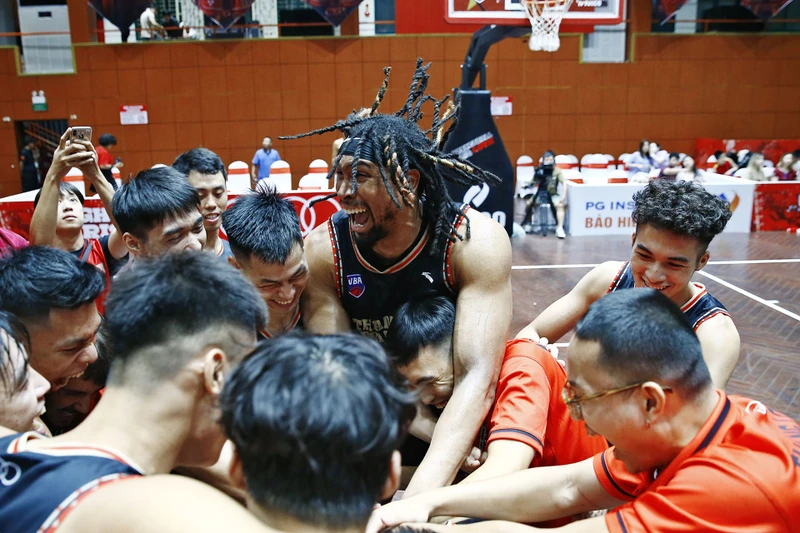 Thang Long Warriors ăn mừng chiến thắng đầy cảm xúc. (Ảnh: VBA)