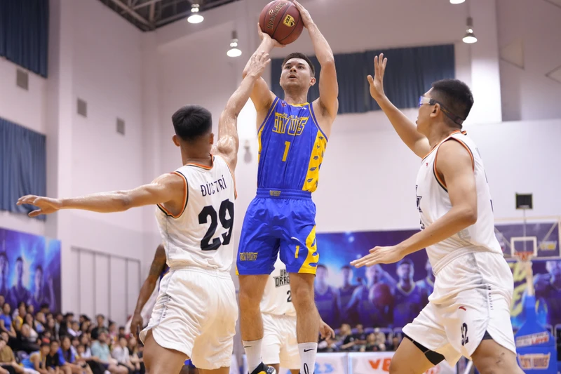 Vincent Nguyễn ném bóng giữa vòng vây các cầu thủ Danang Dragons. (Ảnh: VBA)