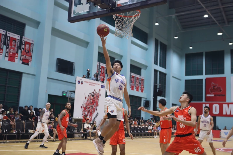 Nguyễn Huy Hoàng của Hanoi Buffaloes đột phá lên rổ. (Ảnh: VBA)
