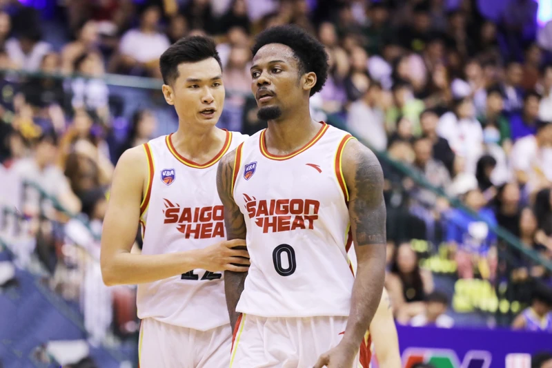 Nguyễn Huỳnh Phú Vinh động viên tinh thần Hassan Thomas. (Ảnh: VBA)