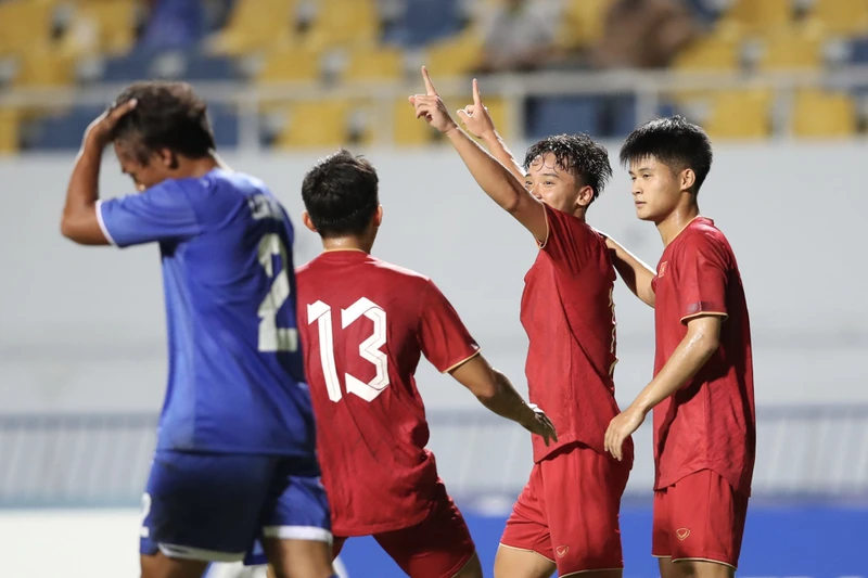 Hữu Tuấn ăn mừng siêu phẩm mở tỷ số cho U23 Việt Nam. (Ảnh: WS)