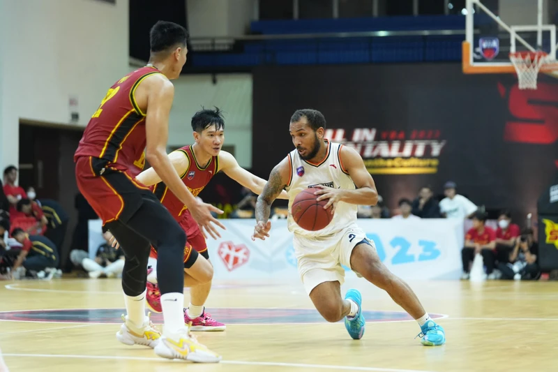Jermaine Marrow đối đầu Dư Minh An và Nguyễn Huỳnh Phú Vinh. (Ảnh: VBA)