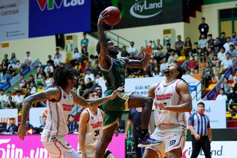 Brachon Griffin đột phá vào vòng vây 2 chủ lực Thang Long Warriors. (Ảnh: VBA)