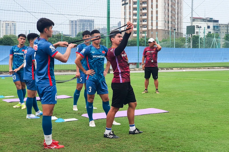 Chuyên gia thể lực José Brandi Regato Neto hướng dẫn các bài tập thể lực cho các cầu thủ. (Ảnh: VFF)