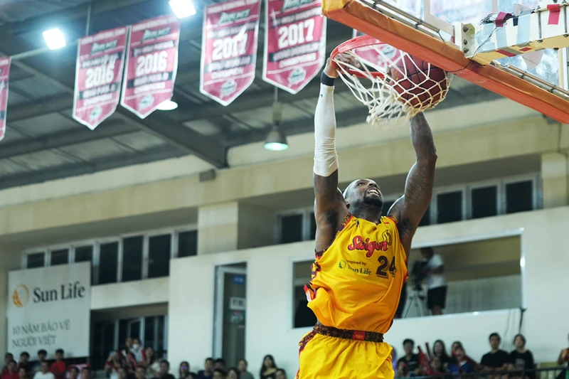 Kentrell Barkley úp rổ. (Ảnh: VBA)