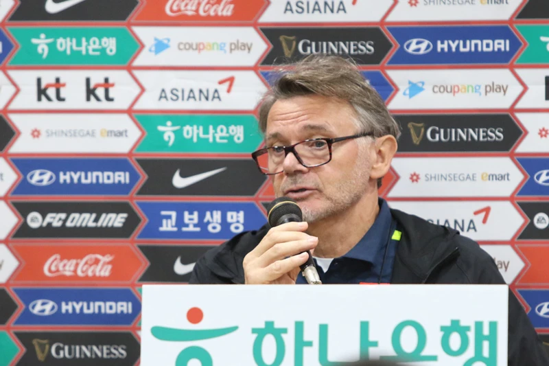 Huấn luyện viên Philippe Troussier tại buổi họp báo. (Ảnh: VFF)