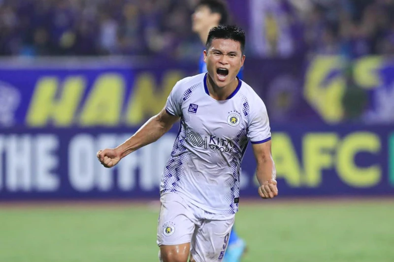 Tiền đạo Phạm Tuấn Hải ghi cú đúp mang về chiến thắng quý giá cho Hà Nội FC. 