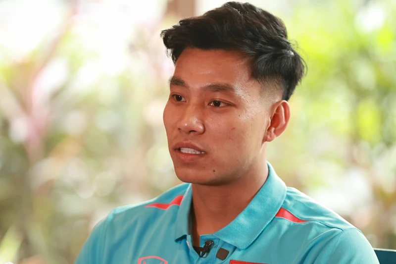 Hậu vệ Vũ Văn Thanh trả lời truyền thông. (Ảnh: VFF)