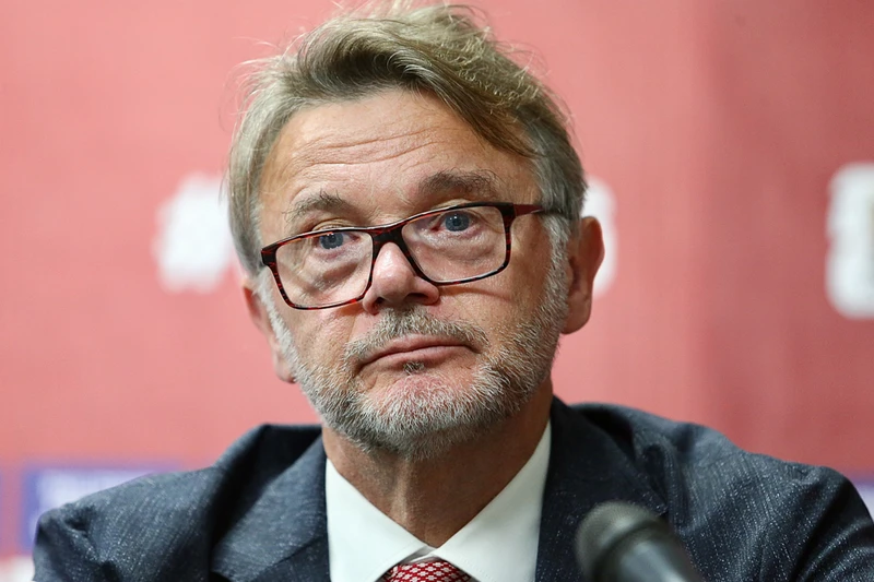 Huấn luyện viên Philippe Troussier tại buổi họp báo sau trận đấu tối 16/11. (Ảnh: VFF)