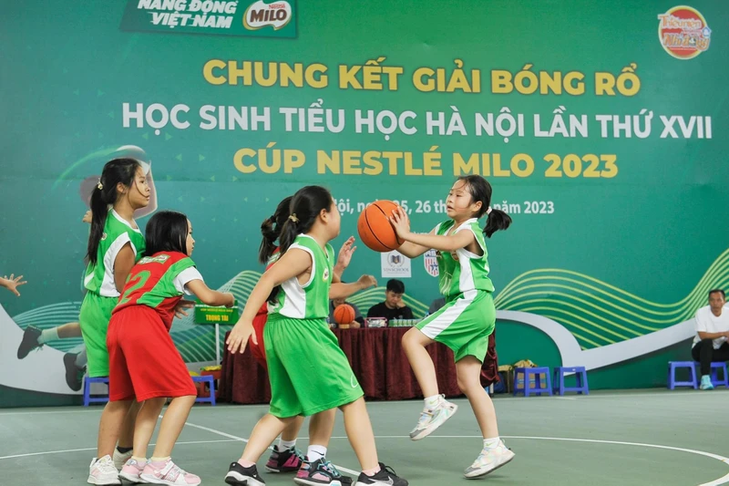 Các đội bóng nữ tranh tài quyết liệt. 