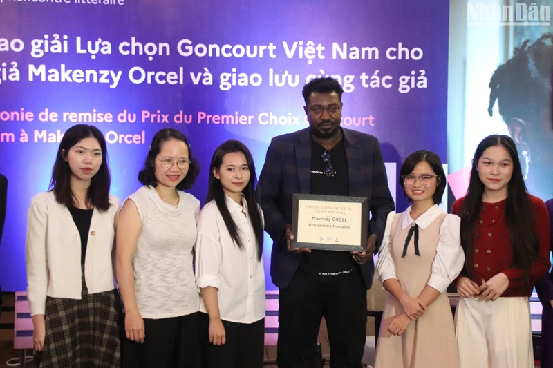 Nhà văn Makenzy Orcel cùng các sinh viên Đại học Quốc gia Hà Nội. (Ảnh: Ngọc Thanh)