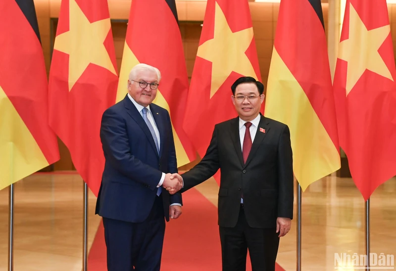 Chủ tịch Quốc hội Vương Đình Huệ và Tổng thống Cộng hòa Liên bang Đức Frank- Walter Steinmeier. (Ảnh: DUY LINH)