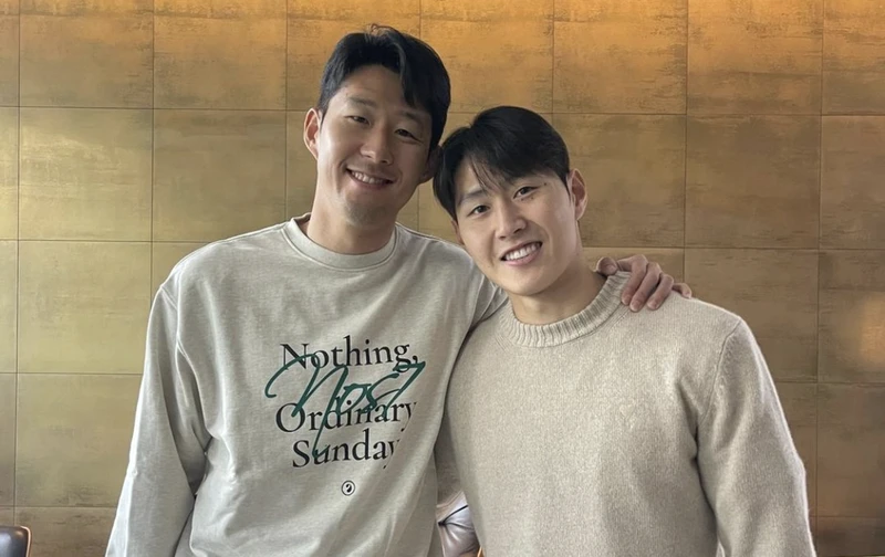 Bức ảnh Song Heung-min đăng lên mạng xã hội Instagram cùng đồng đội Lee Kang-in. 