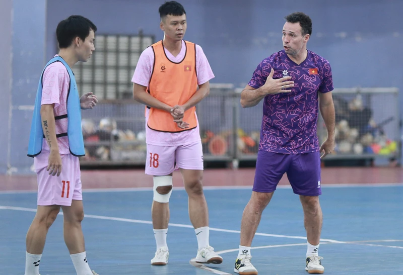 Huấn luyện viên Diego Giustozzi cùng các thành viên đội tuyển futsal Việt Nam. (Ảnh: VFF)