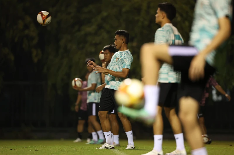 Buổi tập đầu tiên của đội tuyển Indonesia tại Hà Nội. (Ảnh: PSSI)