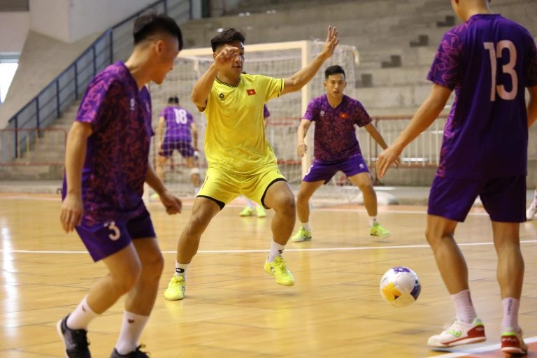 Đội tuyển futsal Việt Nam có buổi tập đầu tiên tại Thái Lan. (Ảnh: VFF)
