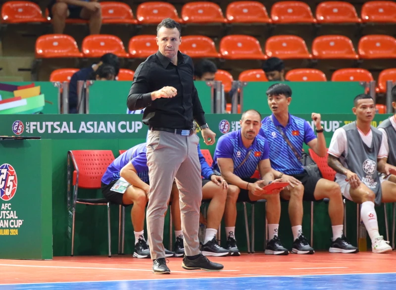 Huấn luyện viên Diego Giustozzi theo sát các học trò. (Ảnh: VFF)