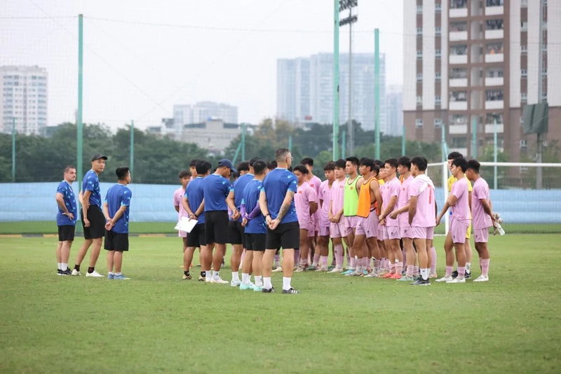 Ban huấn luyện và các cầu thủ U17 thảo luận trên sân tập. (Ảnh: VFF)