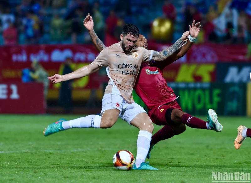 Ngoại binh Jeferson Elias thi đấu bùng nổ với cú hat-trick vào lưới Khánh Hòa. (Ảnh: TRẦN HẢI)