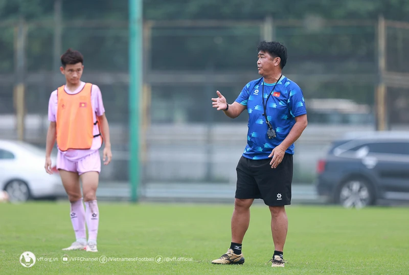 Huấn luyện viên Trần Minh Chiến trực tiếp huấn luyện đội tuyển U17 Việt Nam tại đợt tập trung tháng 4/2024. (Ảnh: VFF)