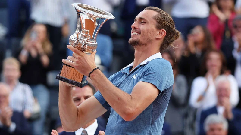 Zverev hạnh phúc bên chức vô địch Rome Masters. (Ảnh: Getty Image)