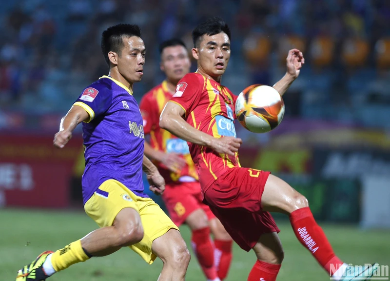 Văn Quyết ghi ấn đậm nét tại trận đấu gặp Thanh Hóa tối 21/5. 