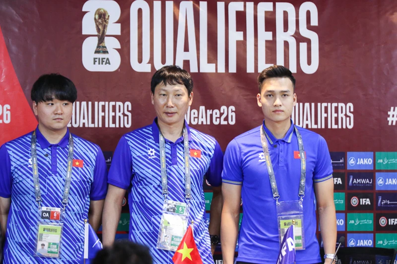 Huấn luyện viên Kim Sang Sik cùng hậu vệ Bùi Hoàng Việt Anh tại buổi họp báo trước trận gặp đội tuyển Iraq. (Ảnh: VFF)