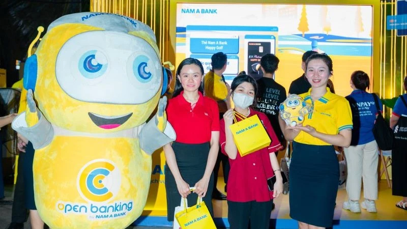 Khách hàng tham gia mini game và nhận quà tặng từ Nam A Bank.