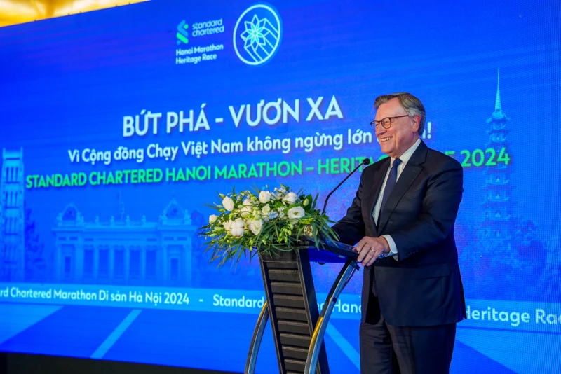 Tiến sĩ José Viñals - Chủ tịch Standard Chartered tại buổi Gặp gỡ giao lưu cùng cộng đồng chạy Việt Nam. 