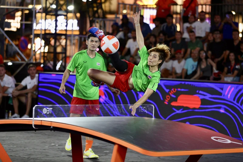 Các vận động viên Teqball Thái Lan thể hiện sức mạnh áp đảo. (Ảnh: Dũng Phương)